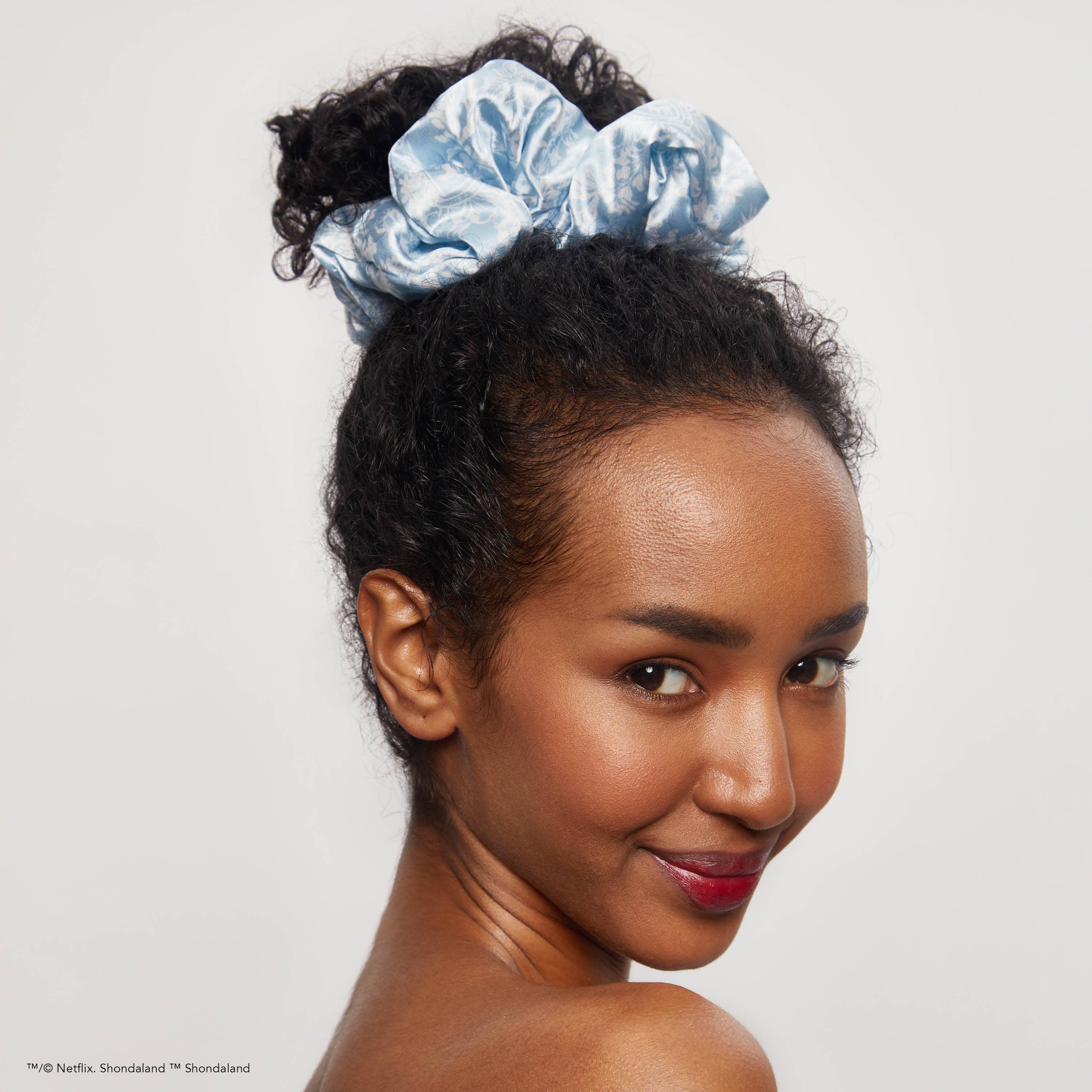 Kitsch x Bridgerton Satin Pillow Scrunchies / Toile De Blue - Image 2